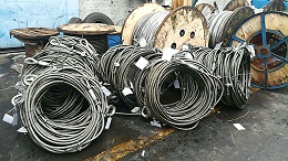 起重作业前应对钢丝绳做哪些检查工作？